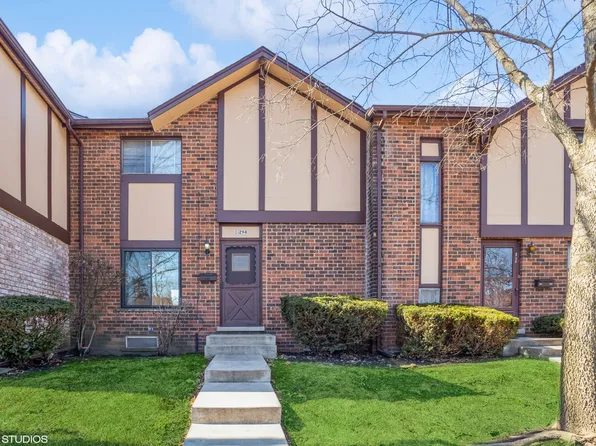 1S294 Stratford Ln, Villa Park, IL 60181