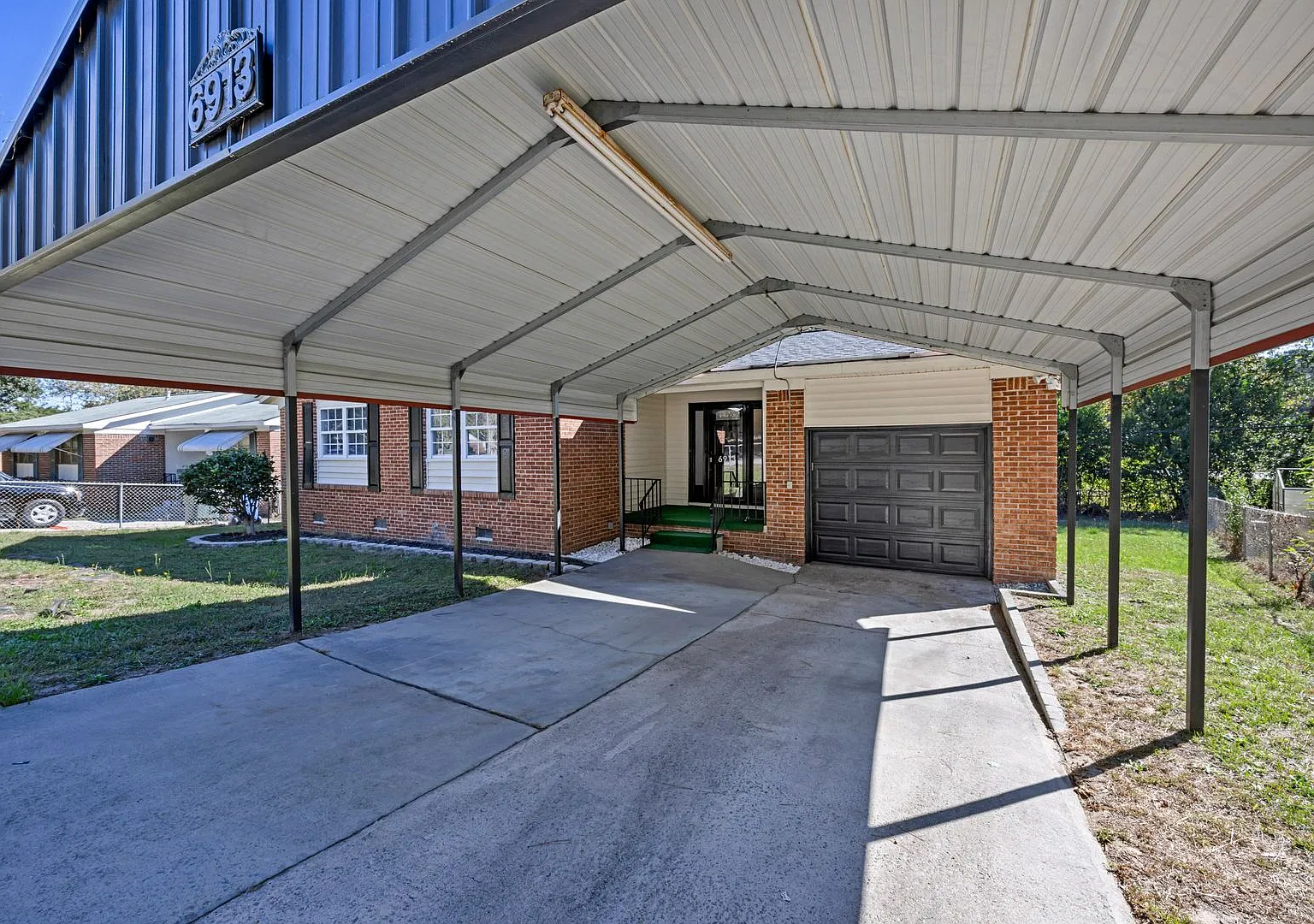 Comfortable 3-Bedroom Home Featuring Garage, Carport & Fenced-In Yard — Photo 4