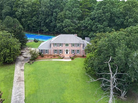 2nd image of 560 Hawthorne Dr