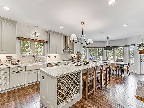 4th image of 1121 Lake Charrette Dr