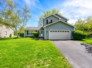 621 Hackberry Ln, Algonquin, IL 60102