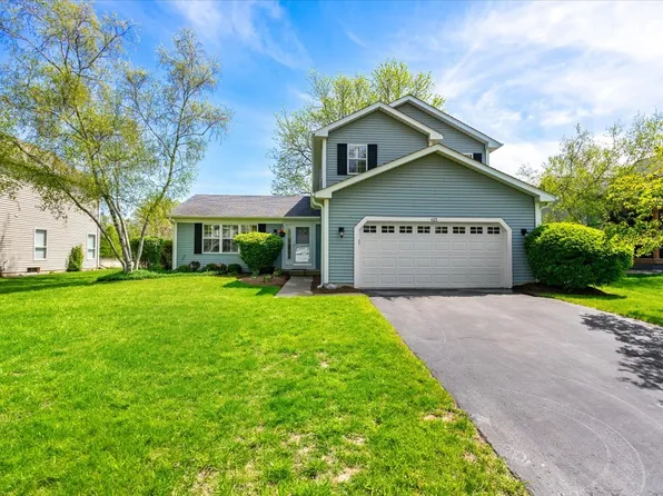 621 Hackberry Ln, Algonquin, IL 60102
