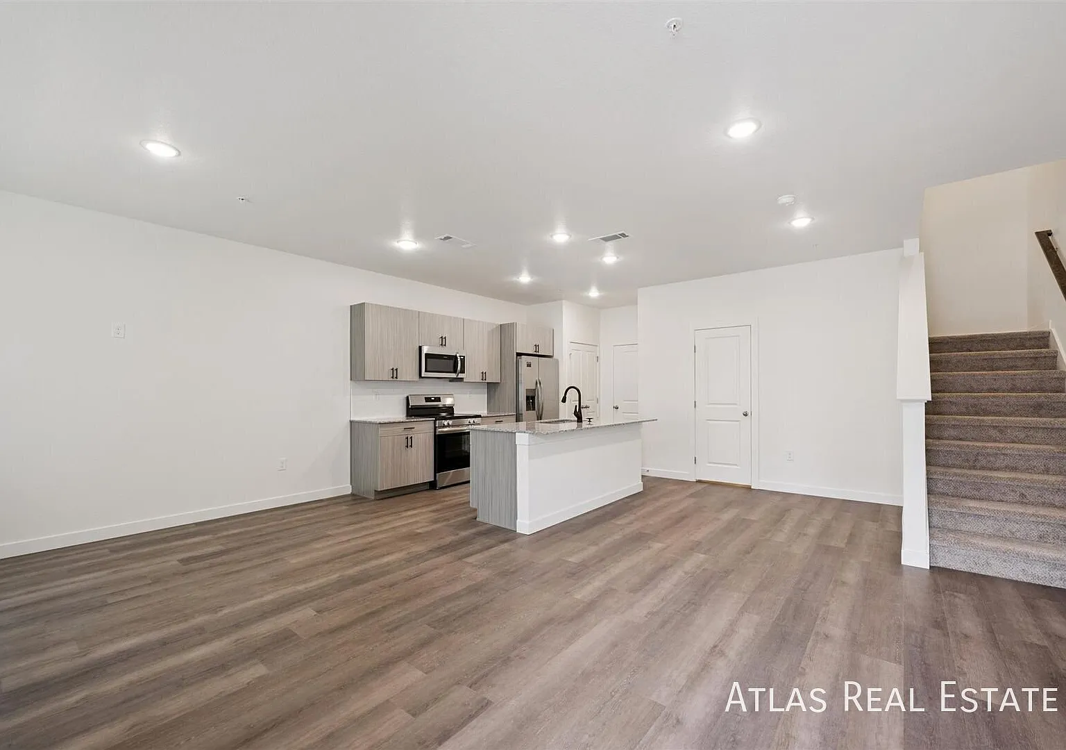 Free Rent! 8 Weeks Free On 3 Bedrooms, Move In Now! Deposits Only $1,000 — Photo 4