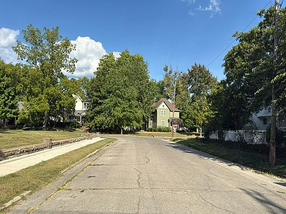 4th image of 209 W 7th St