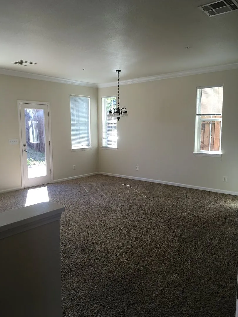 3 Bedroom in Shasta View Gardens — Photo 3