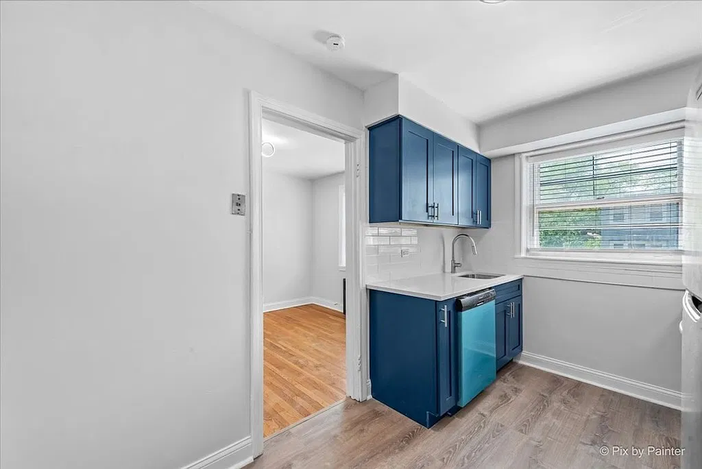 Appealing 2 Bed, 1 Bath at Berwyn + Washtenaw (Budlong Woods) — Photo 2