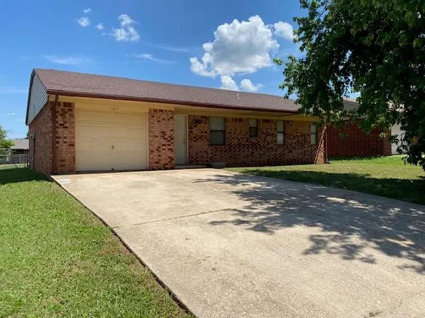 1207 Whispering Glen St, Tecumseh, OK 74873