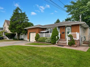 25 W Walnut St, Farmingdale, NY