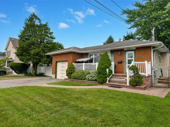 25 W Walnut Street, Farmingdale, NY 11735