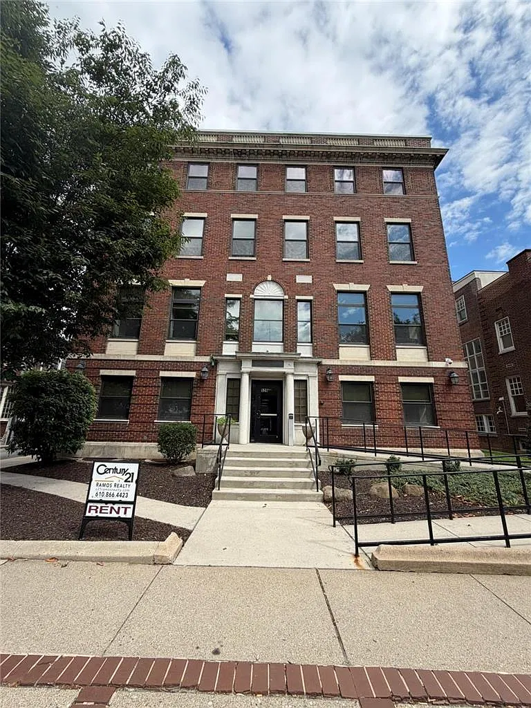 2 bed, 1.0 bath, 1033 sqft, $2,100 — Photo 1
