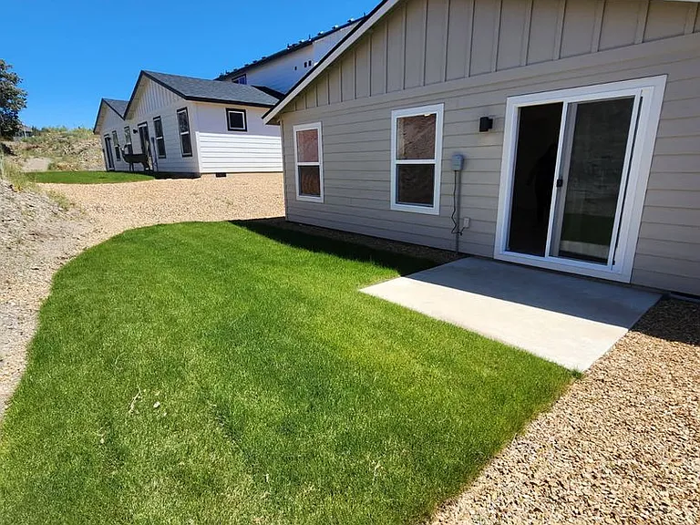 922 SE Starview Ave — Photo 10