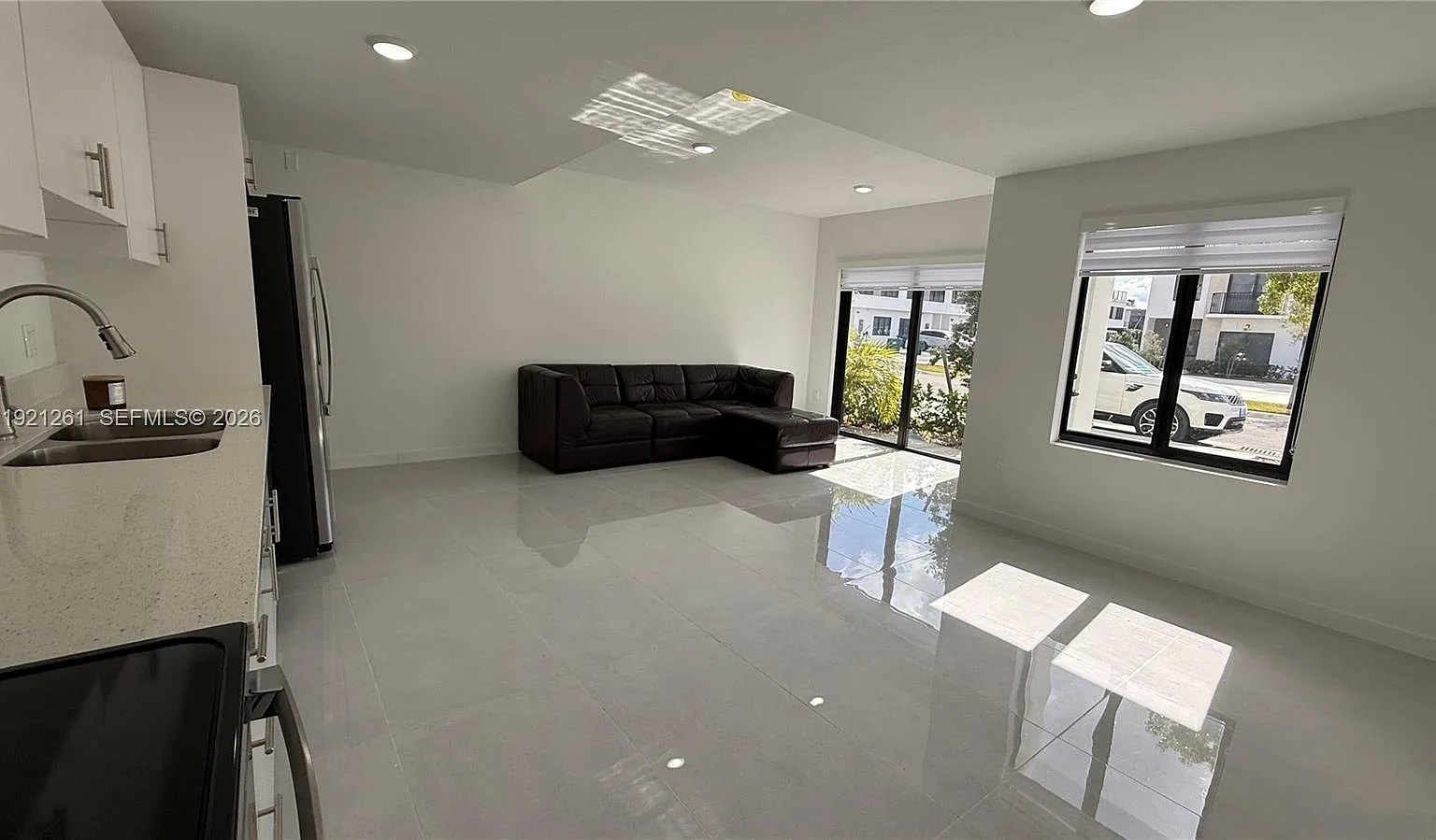 4 bed, 3.5 bath, 1398 sqft, $3,000 — Photo 2
