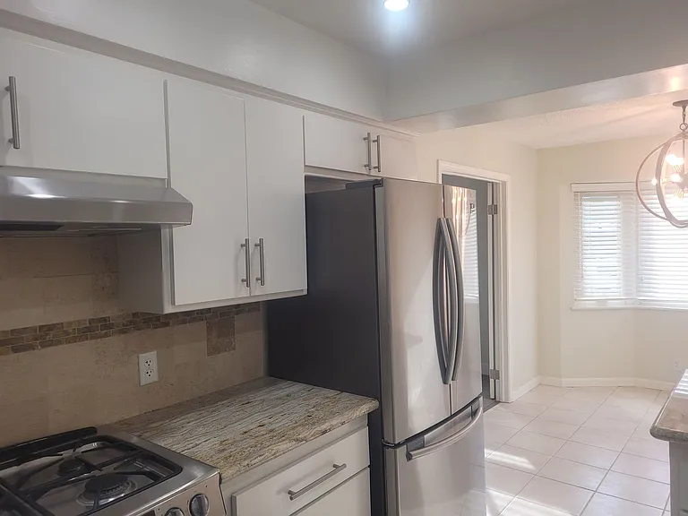 1270-1272 Meredith Way — Photo 9