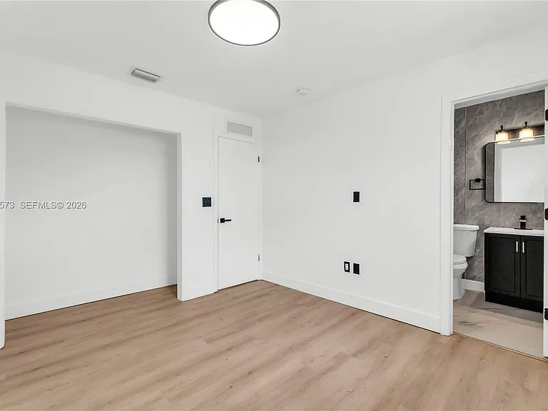 1011 SW 7th St #2 — Photo 25