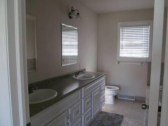 Master bath with dual sinks 