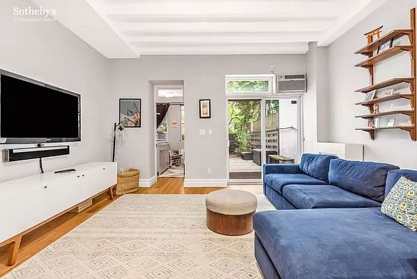 1st image of 319 W 77th St