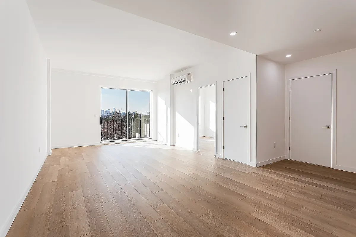 1000 Lorimer Street — Photo 3