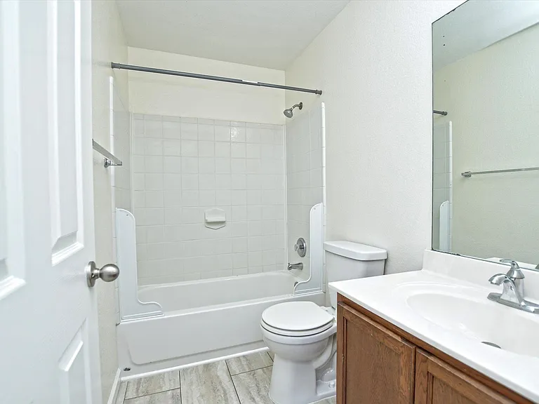 401 Bandara Woods Blvd — Photo 21