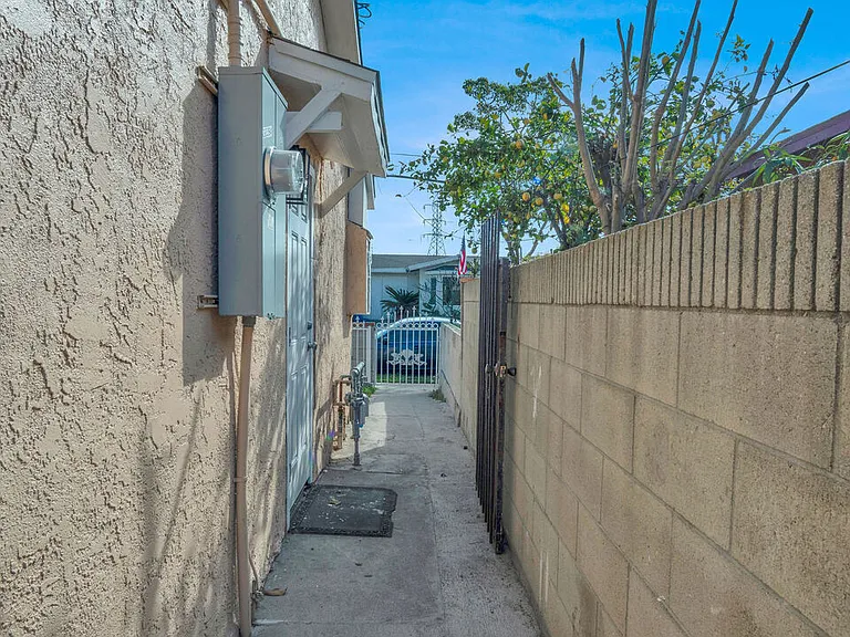 2239 W Lincoln St — Photo 26