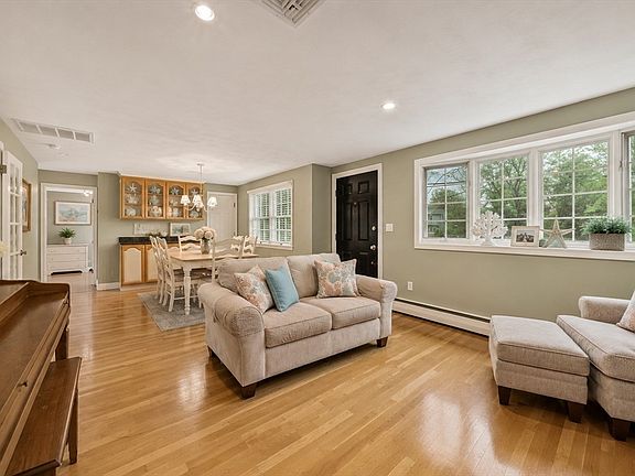 4th image of 30 Roseen Rd