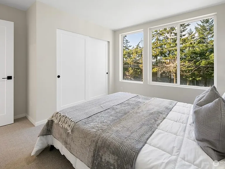 10042 Stone Ave N #B — Photo 4