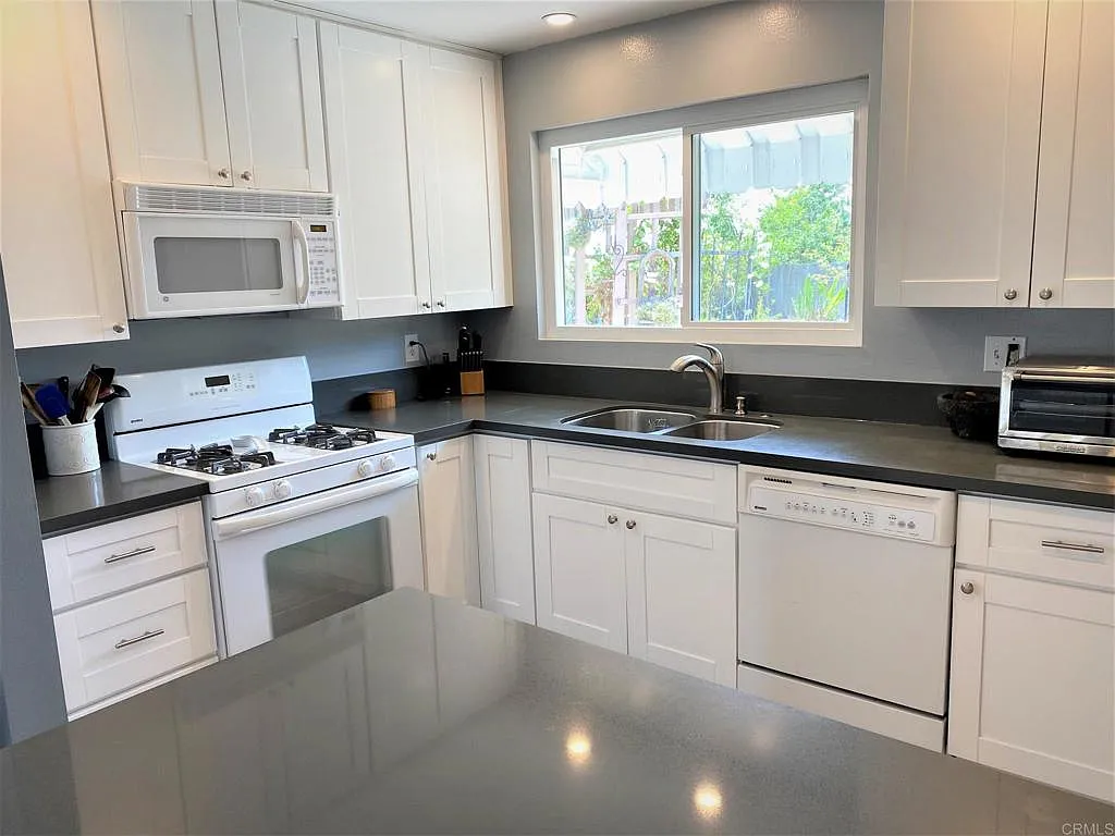 2 bed, 834 sqft, $3,100 — Photo 3
