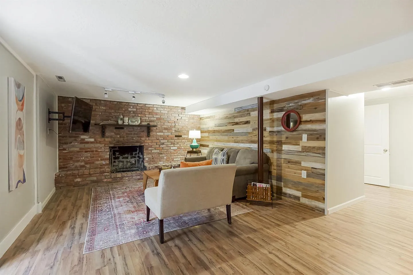 Spacious & Updated Home in Lee's Summit Great Location! — Photo 2