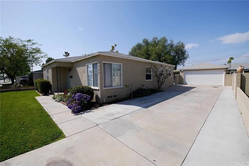 4 bed, 1376 sqft, $4,900 — Photo 2