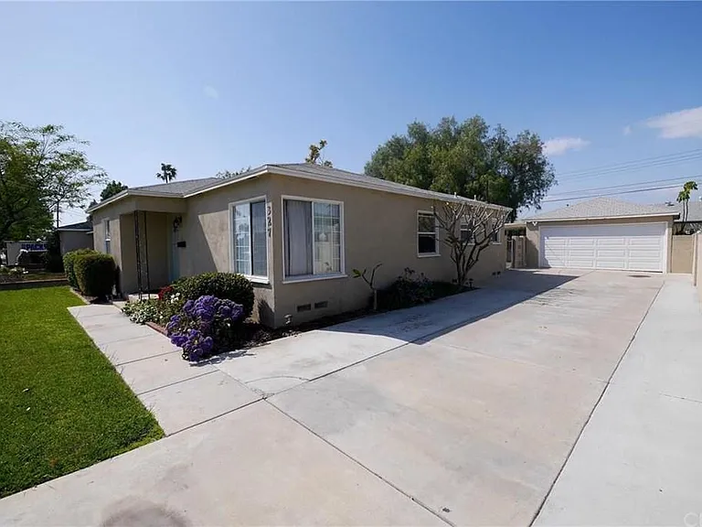 327 E Collins Ave — Photo 2