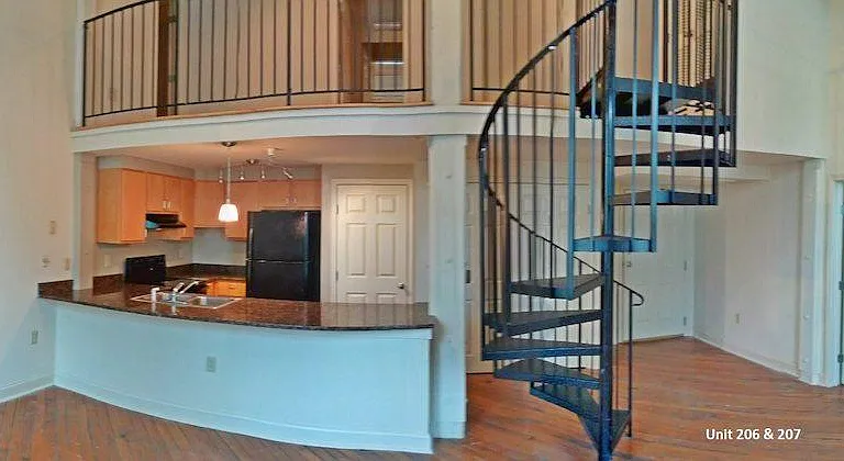 808 W 44th St — Photo 2