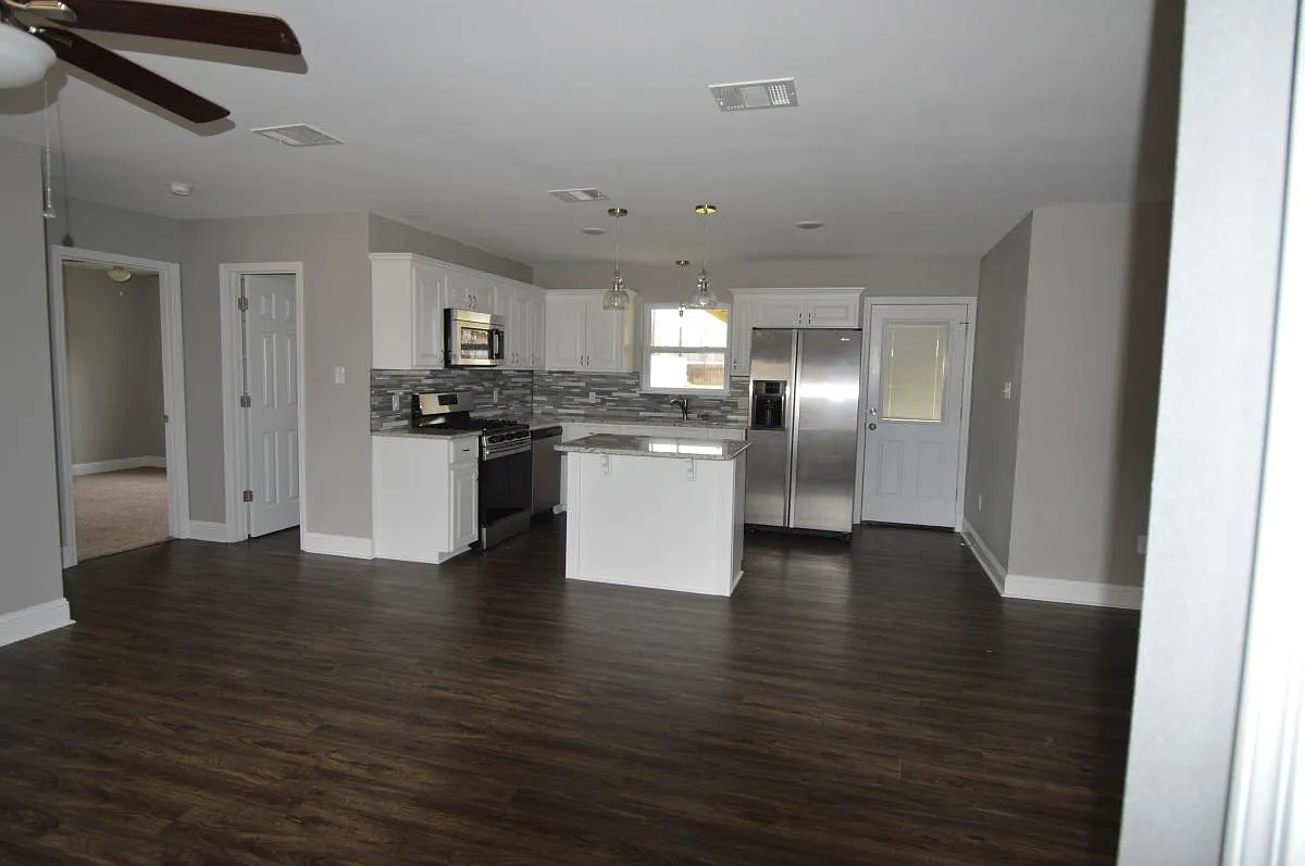 1104 Violet Avenue — Photo 2