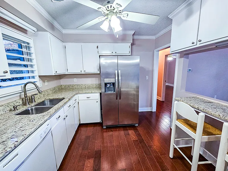 603 Huguenin Dr — Photo 3