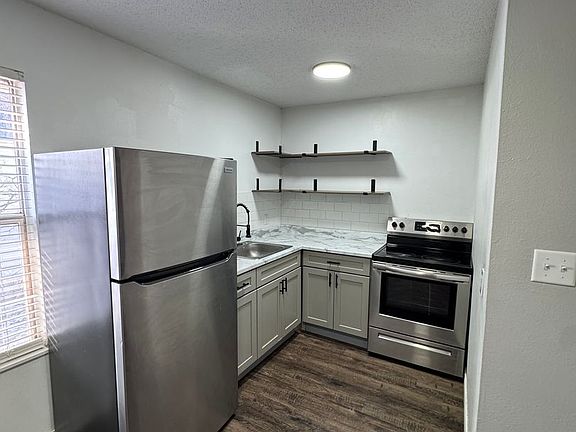 2nd image of 1138 E Walnut St #5