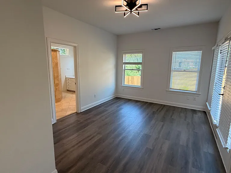 804 E Dean Keeton St — Photo 9