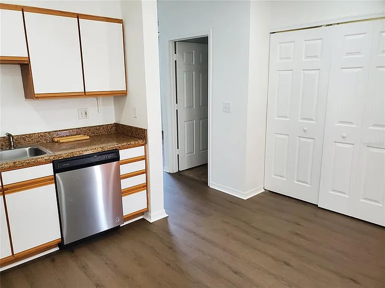 1411 Sedgwick Dr — Photo 4