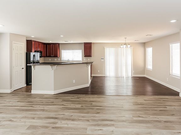 4th image of 7483 Edgecove Ct