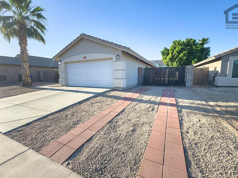 3031 W Horsham Dr — Photo 2