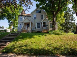 707 W 12th St, Cedar Falls, IA 50613