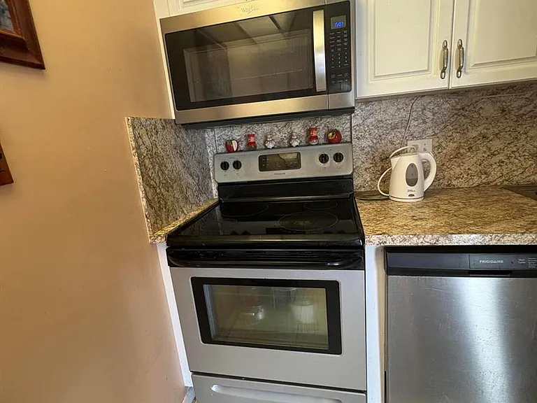 202 Greenbrier Cir #C — Photo 8