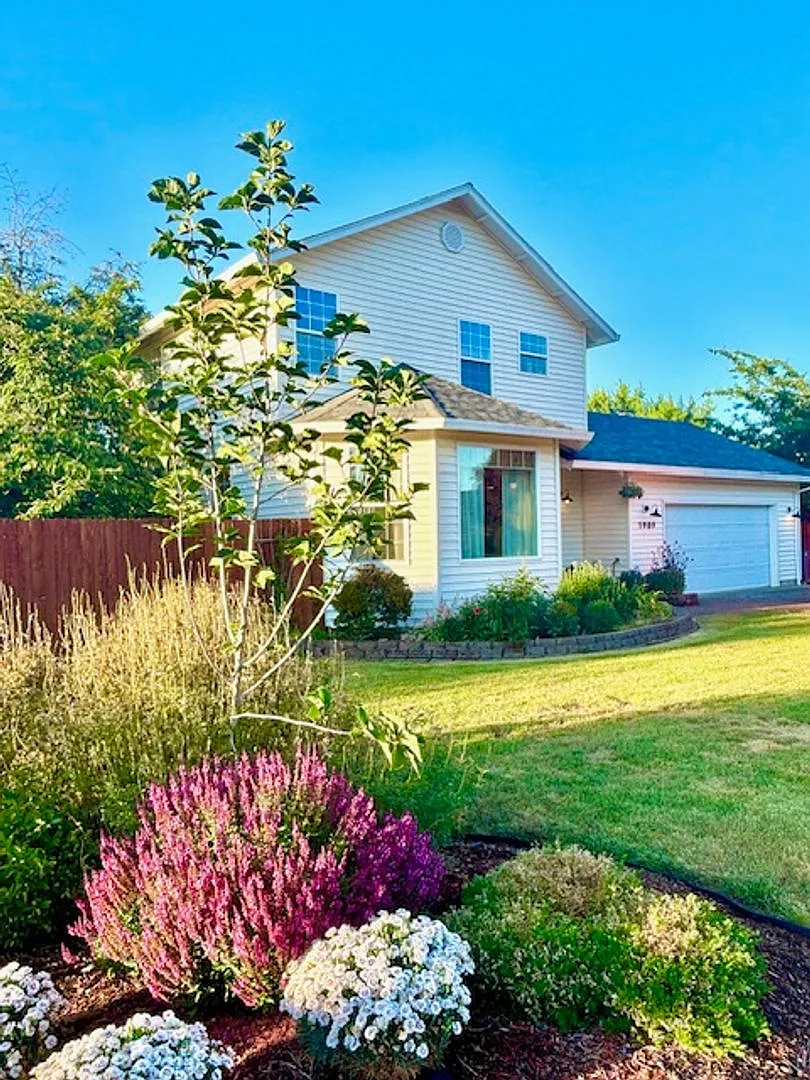 Large 3 Bedroom, 2 Bath Home in McMinnville- Dog Friendly, Landscaping Included — Photo 1