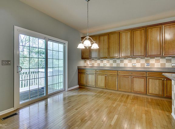 5th image of 885 Forest Glen Ct