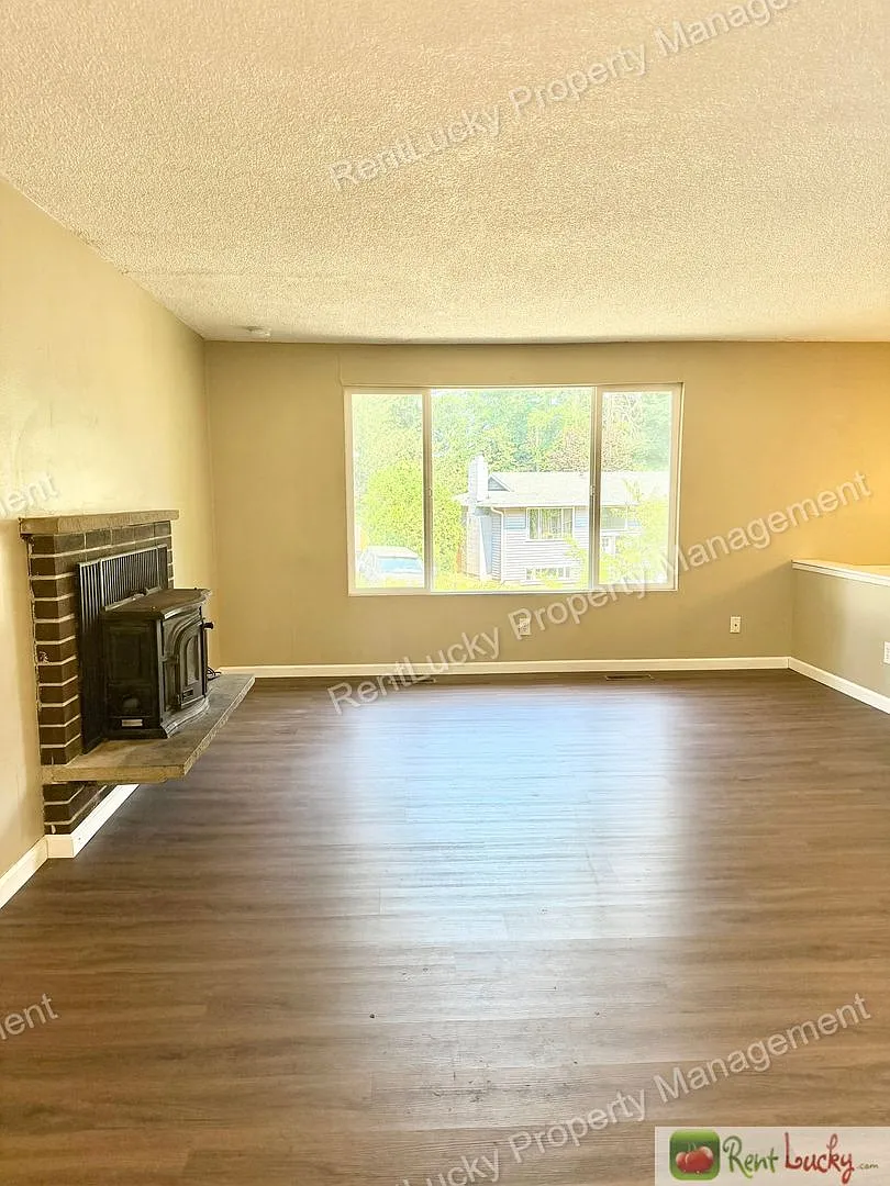 Fantastic 4 Bedroom, 2 Bath House In Federal Way With Large Backyard! — Photo 3