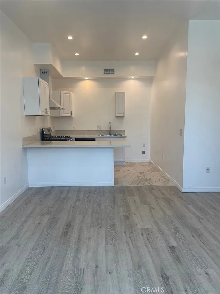 3 bed, 1200 sqft, $3,600 — Photo 2