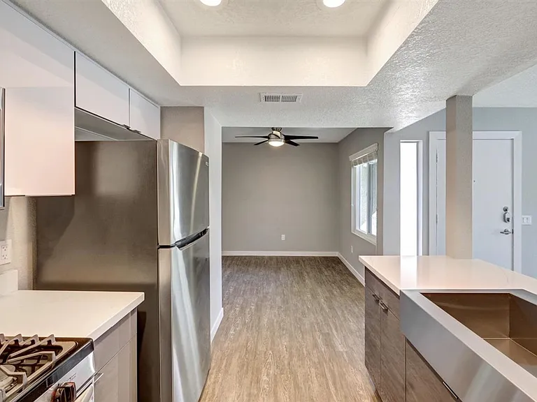 The James Apartments — Photo 16
