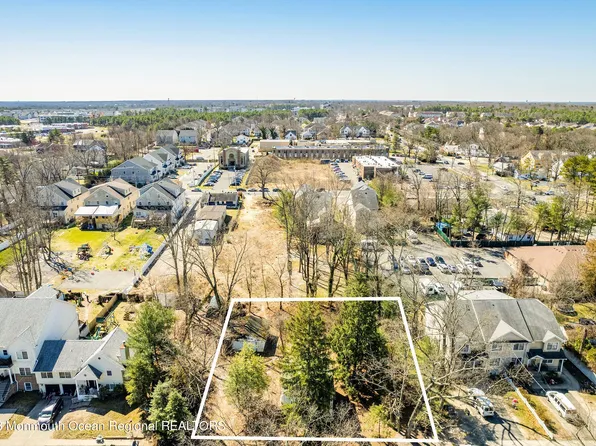 24 Sherwood Drive, Lakewood, NJ 08701