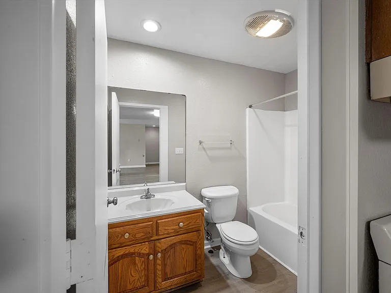 Toledo Circle Apartments — Photo 7