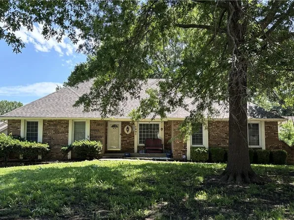1801 NE Abbey Ln, Lees Summit, MO 64086