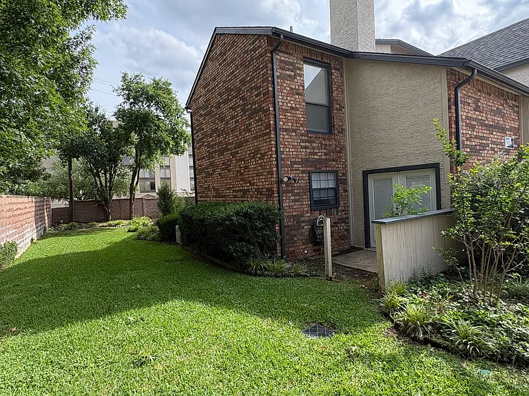 827 W Harwood Rd #E — Photo 22