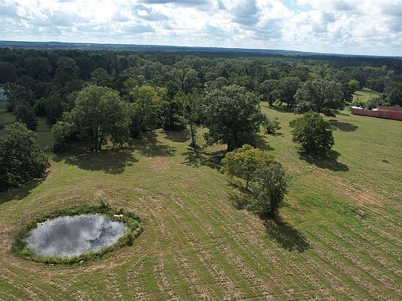 2nd image of 914 Jones Rd