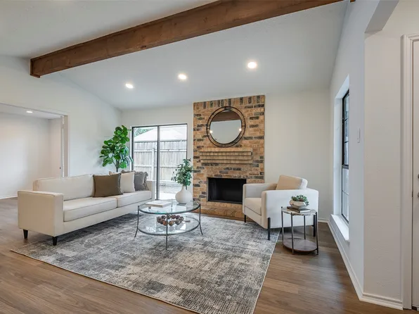 304 Lochridge Dr, Azle, TX 76020